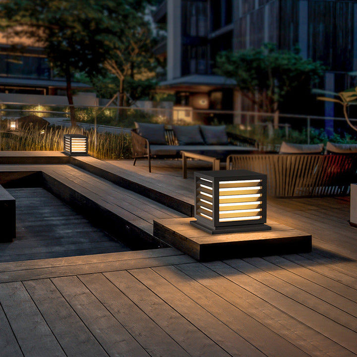 New Modern Hot Sale Waterproof Solar Powered Pillar Gate LED Garden Light Garden Lawn Courtyard Outdoor Lighting